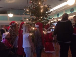 Nisseklædte børn danser om juletræet i Vigersted Forsamlingshus
